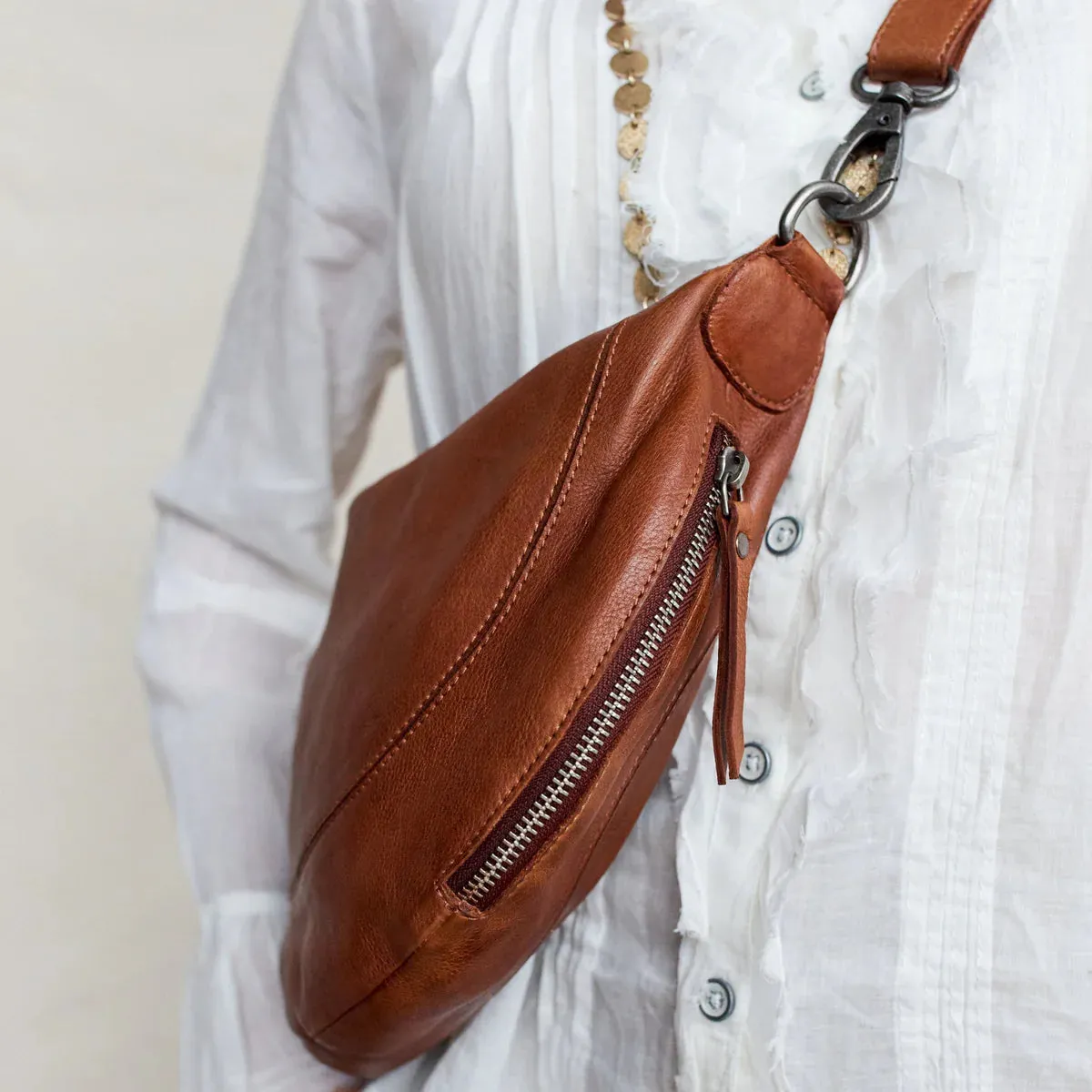 LATICO CALLIE CROSSBODY SLING COGNAC